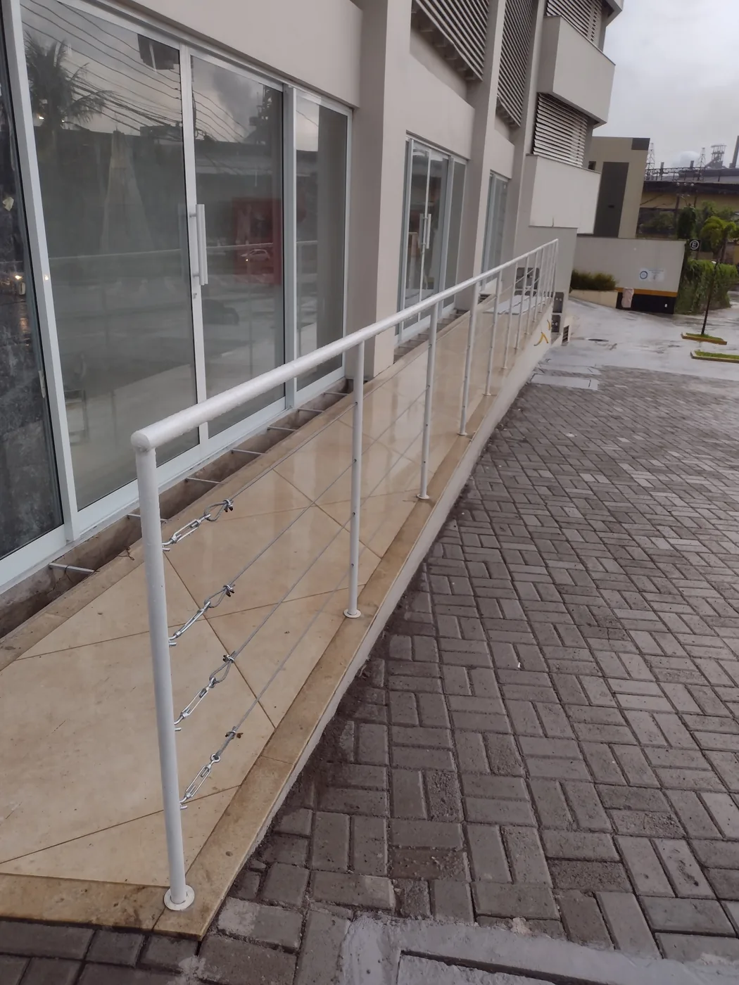 Guarda-corpo metálico instalado em acesso de edifício
