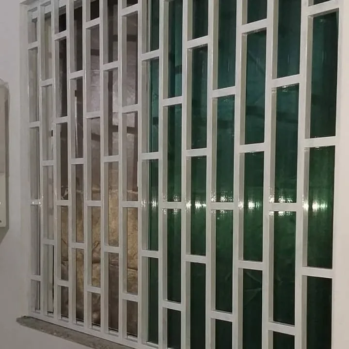 Grade metálica branca instalada em janela